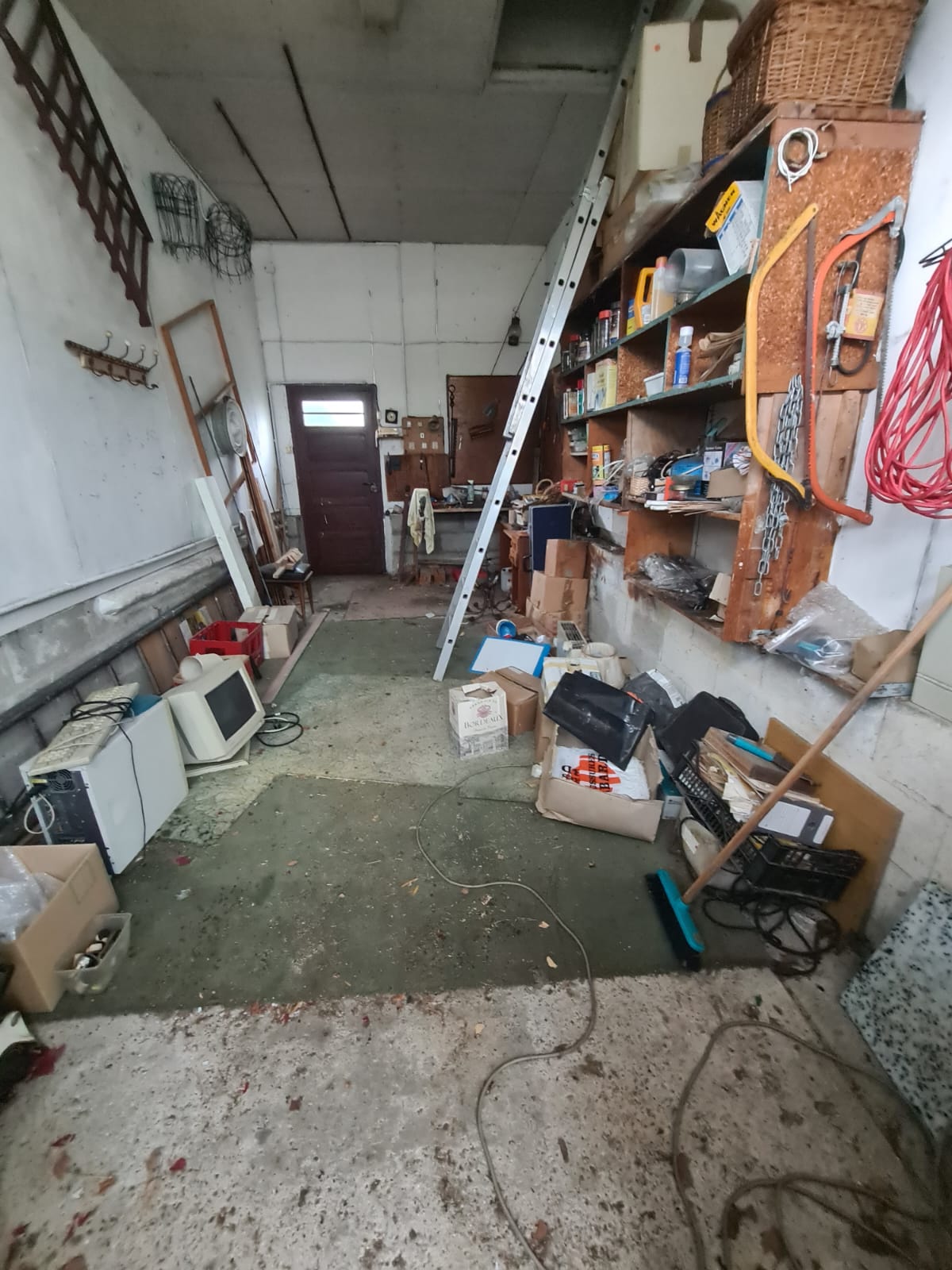 Débarras d'atelier et garage avec outils et matériel